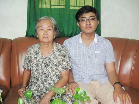 Bà ngoại vui với thành tích của Phong.