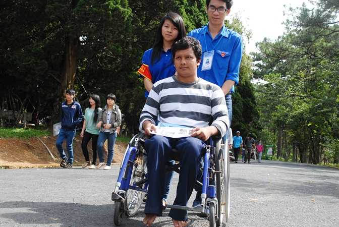 thí sinh bại liệt, xe lăn, K’ Hoàng, thi đại học