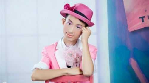  "Chàng trai màu hồng" khiến cư dân mạng xôn xao.