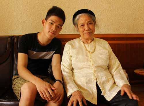 thủ khoa, mồ côi, éo le, học giỏi, bà nội