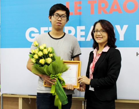 Bà Hồ Thị Thủy Giang, giám đốc ACET Hà Nội trao Chứng nhận học bổng cho "chàng trai Vàng" Ngô Phi Long 