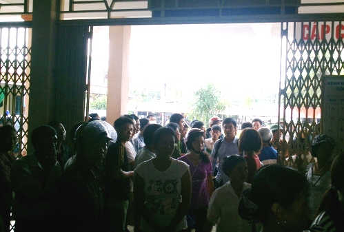 Hàng trăm người dân vây kín bệnh viện để "đòi người"