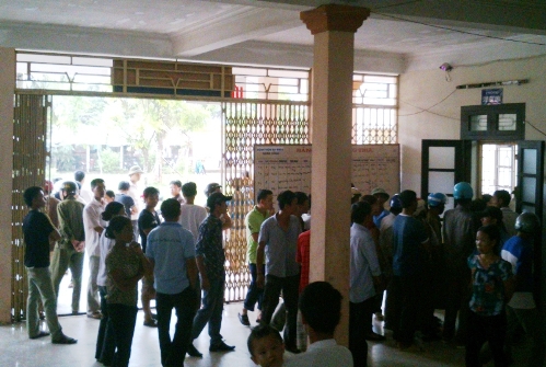 Người dân vào viện "đòi người", nhưng các lãnh đạo bệnh viện đang bận đi khai giảng năm học mới