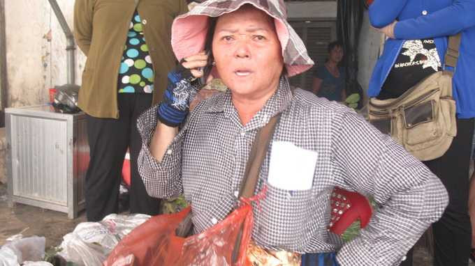 Một tiểu thương rầu rĩ vì cháy chợ