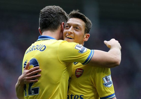 Ozil-Giroud ăn mừng bàn thắng mở tỷ số