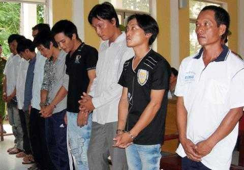 Chém côn đồ, giải vây cho con