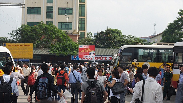 Dòng người ùn ùn trở lại Thủ đô sau kì nghỉ lễ