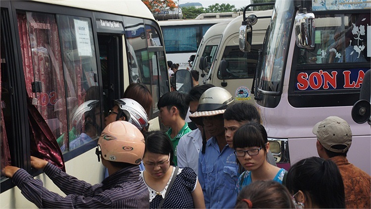 Cánh xe ôm cũng túc trực để kiếm khách