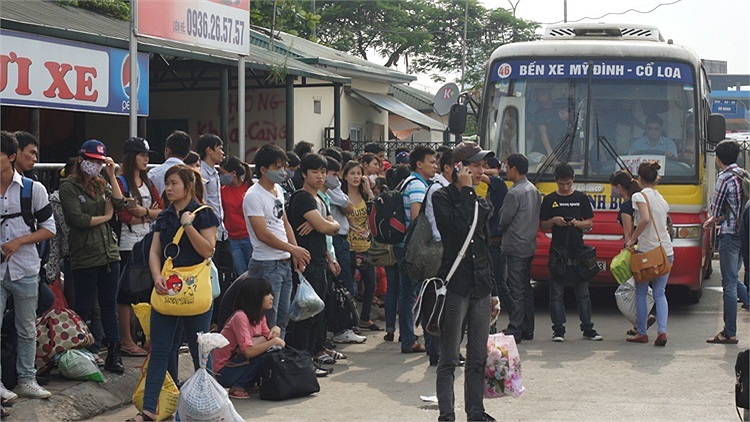 Xếp hàng dài đợi xe buýt