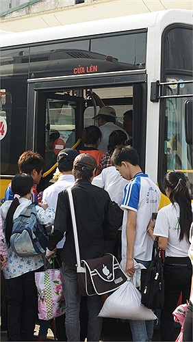 Vội vã khi xe buýt mở cửa xuất bến