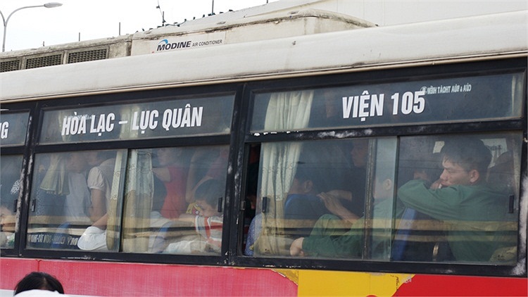 Những chuyến xe buýt chuyển chặng đông kín khách