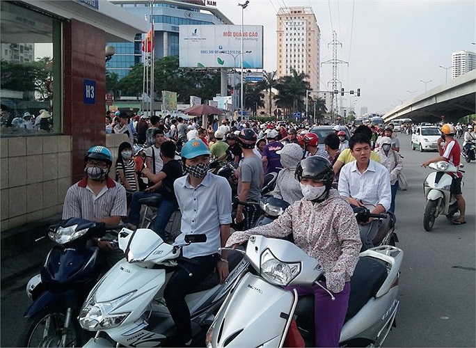 Ngoài cổng bến, nhiều người đến đón người thân tập trung gây tắc đường