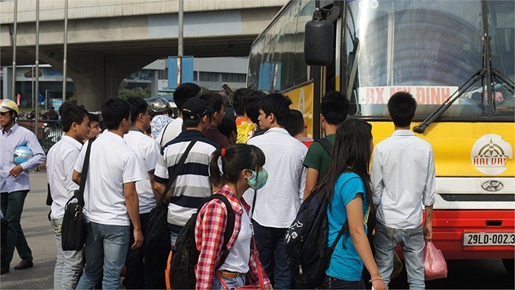 Chen chúc đợi xe buýt để chuyển chặng