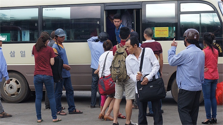 Những chiếc xe khách đáp về bến cũng là lúc hành khách được giải thoát khỏi cảnh chen chúc, nhồi nhét của nhà xe.