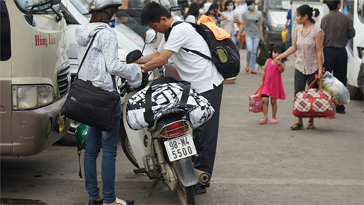 Một số người có người thân ra bến đón