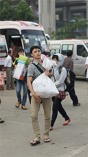 Sinh viên mang gạo từ quê lên
