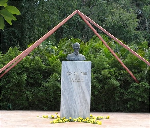 Tượng đài bằng đồng của Chủ tịch Hồ Chí Minh được xây dựng nổi bật giữa Công viên Hòa Bình cạnh Đại lộ 26, một trong những công viên đẹp nhất ở trung tâm Thủ đô La Havana. Công trình do kiến trúc sư Joel Diaz, Phó Chủ tịch Hội Hữu nghị Cuba Việt Nam 