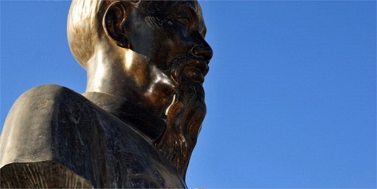  Bức tượng Hồ Chủ tịch ở trung tâm thủ đô Antananarivo của đất nước châu Phi Madagascar làm bằng đồng đặt trên bệ đá hoa cương, với tổng chiều cao 3,4m. Bên dưới có tấm biển đồng khắc câu nói nổi tiếng của Hồ Chủ tịch: 'Không có gì quý hơn độc lập tự