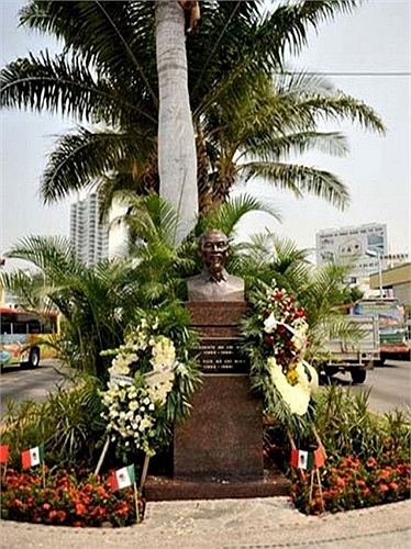 Tượng đài Chủ tịch Hồ Chí Minh tại thành phố Acapulco, thuộc bang Guerrereo (miền Nam Mexico) được đặt đối diện tượng đài người anh hùng dân tộc vĩ đại của châu Mỹ Latin Simon Bolivar, tại đại lộ Miguel Aleman, đại lộ chính và lớn nhất thành phố Acap