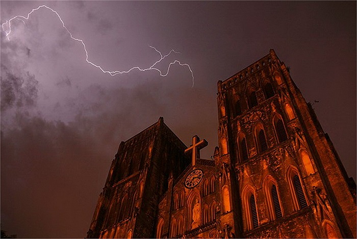 Vẻ đẹp của sét tại nhà thờ Lớn, Hà Nội