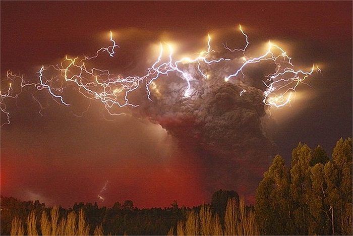 Đám mây sét xung quanh núi lửa Puyehue-Cordon Caulle, ở Chile.