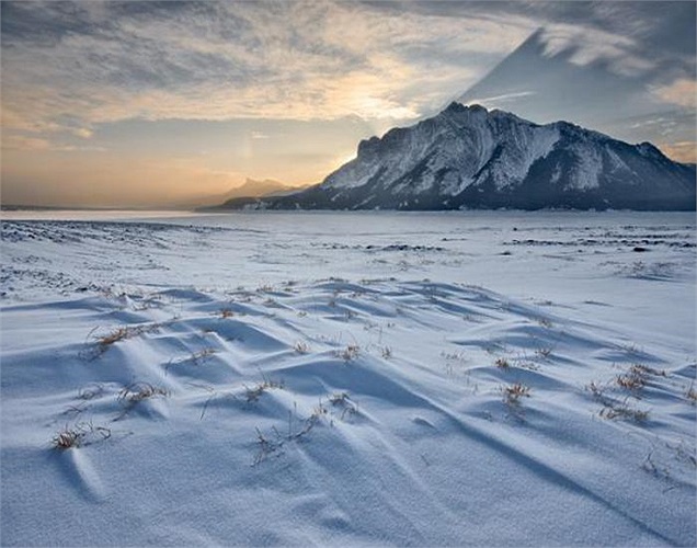Để chứng minh khí gas không mùi, không vị thoát ra từ đáy hồ đóng băng là mê tan, các nhà sinh thái học đến từ Đại học Alaska Fairbanks đã tiến hành thí nghiệm khá mạo hiểm. 