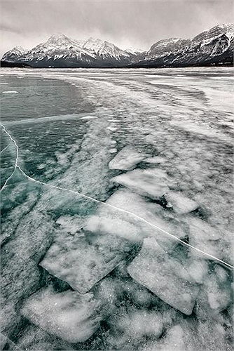 Họ đổ nước ấm lên mặt hồ đóng băng, sau đó, dùng dụng cụ đào để tạo một cái hố trước khi lắp đặt một thiết bị tạo lửa trên hố. 