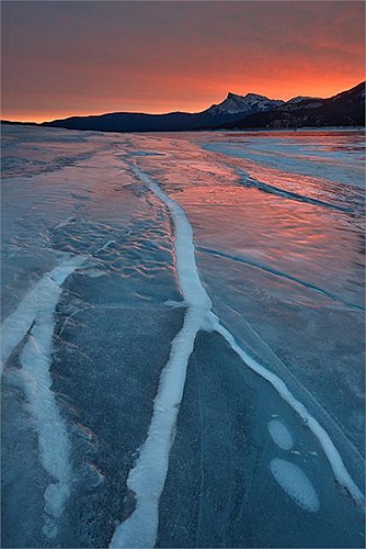 Kết quả là một ngọn lửa phụt lên từ lỗ hổng xuyên qua lớp băng. 