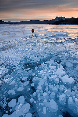 Khi nước hồ bắt đầu ấm lên, khí mê tan bay lên bề mặt và kết hợp với lượng khí mê tan từ xác động thực vật...