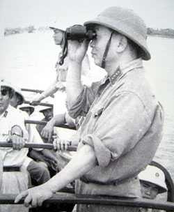 Đại tướng Võ Nguyên Giáp quan sát Bộ đội Hải quân diễn tập năm 1964. Ảnh tư liệu