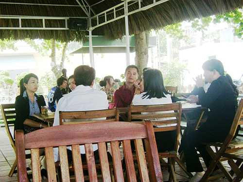 công chức la cà quán xá trong giờ hành chính