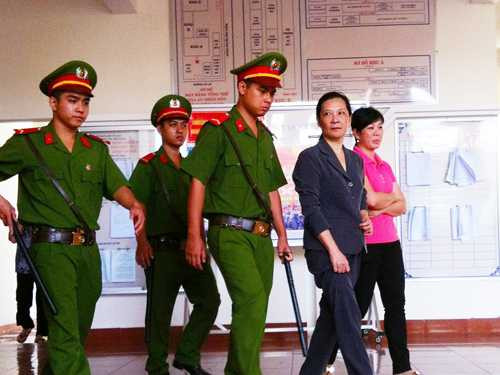 Bị cáo Trần Thị To (thứ 2 từ phải qua) bị công an dẫn giải ra khỏi tòa án về trại giam.