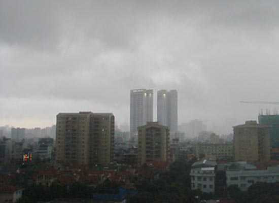 Chiều mai không khí lạnh tràn miền Bắc gây giông, lốc