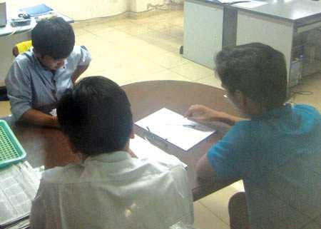 Các điều tra viên lấy lời khai của thợ máy và tài công chiều 6/8