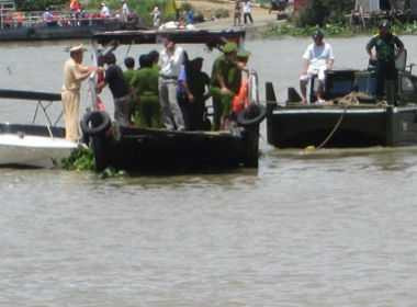 Cơ quan chức năng đang nỗ lực tìm kiếm 8 nạn nhân còn lại. Tuy nhiên, khu vực tàu chìm gần bờ biển Cần Giờ đang có gió mùa tây nam hoạt động mạnh, thời tiết xấu nên công tác tìm kiếm, cứu hộ gặp rất nhiều khó khăn. Tại bệnh viện đa khoa huyện Cần Giờ, 14 nạn nhân may mắn sống sót vẫn còn chưa hết bàng hoàng, đau đớn khi thuật lại “cơn ác mộng” đêm qua.