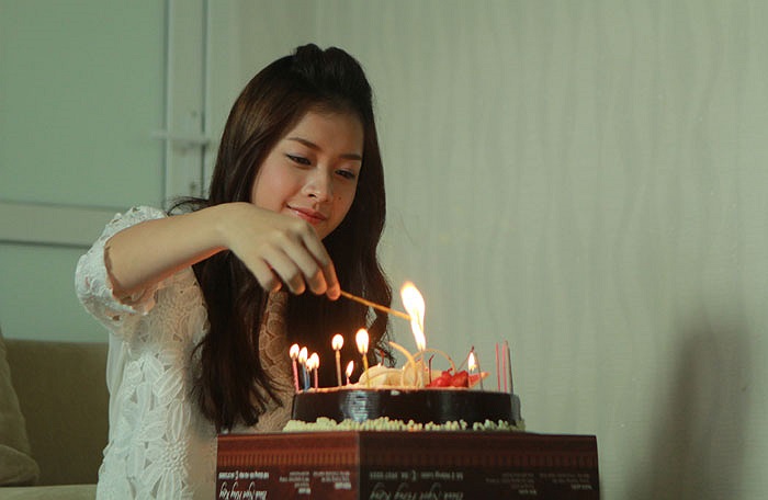 Thời gian qua, hotgirl đình đám này dính phải ầm ĩ khi chụp bộ hình 'Go wild go crazy' nhưng quên đội mũ bảo hiểm.