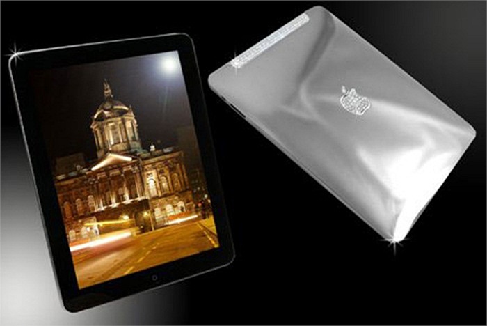 Có thể tháo chiếc iPad khỏi khung mạ vàng trên cụm điều khiển. Khi lắp vào, chiếc iPad có thể kết nối với hệ thống dẫn đường GPS, dàn âm thanh và internet chạy wifi với một chiếc sim phù hợp.