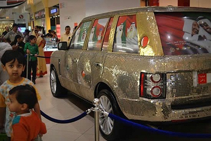 Những nhân viên của Cars Coin, một hãng độ xe ở Dubai, đã 'mặc' cho những chiếc xế sang trọng 'chiếc áo' được làm bằng hàng nghìn đồng tiền xu. Nhờ vậy mà những chiếc xe sang tỏa sáng như thể được mạ bằng kim cương.