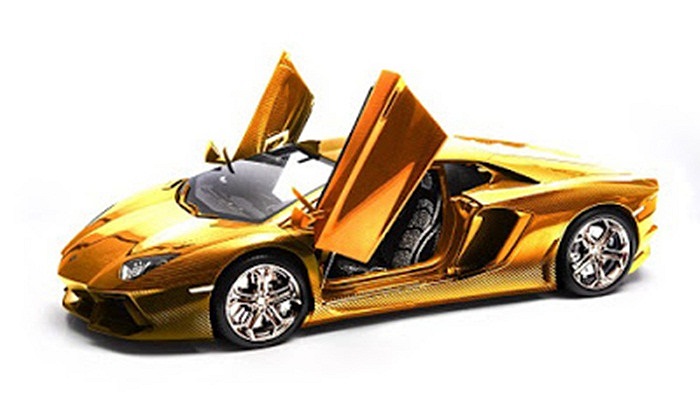Siêu xe Lamborghini Aventador LP700-4 bằng vàng đính kim cương này là tác phẩm của nhà thiết kế và chuyên gia bạt phủ xe mô hình người Đức, ông Robert Guelpen tạo ra. Chiếc xe có tỉ lệ 1:8 làm từ 1.400 viên kim cương, bạch kim và vàng nguyên chất.
