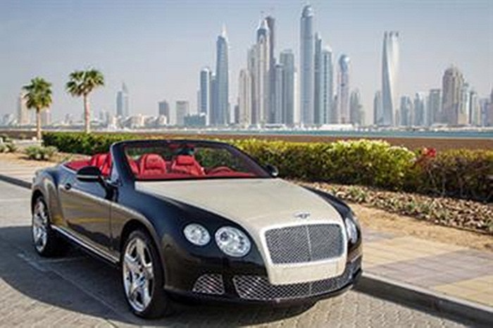 Hãng độ xe của Thụy Sĩ có tên Luxury Refinish đã biến chiếc Bentley Continental GTC mui trần trở lên long lanh hơn nhờ chiếc nắp ca-pô độc nhất. 
