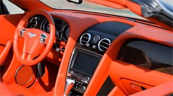 Một doanh nhân giàu có người Trung Quốc đã đặt hàng nhà độ Fenice Milano ở Ý làm một chiếc Fiat 500 Convertible Abarth mạ vàng và gắn trên xe chiếc iPad nạm kim cương. Trị giá xe sẽ là gần 700.000 USD.