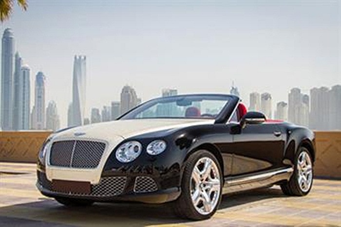 Chiếc Fiat 500 C Abarth độc nhất vô nhị này mang tên 'La Dolce Vita Gold & Diamonds 200hp', được lấy cảm hứng từ mẫu concept ‘La Dolce Vit’ đã ra mắt hồi tháng 10 năm ngoái. Nhà độ Fenice Milano cho biết chiếc xe sẽ có giá trị 500.000 euro (khoảng 66