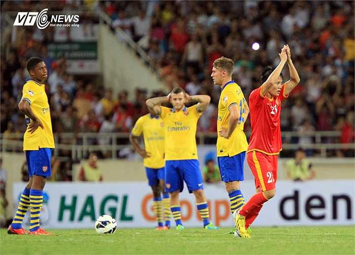 Mạnh Dũng ghi bàn cho tuyển VN