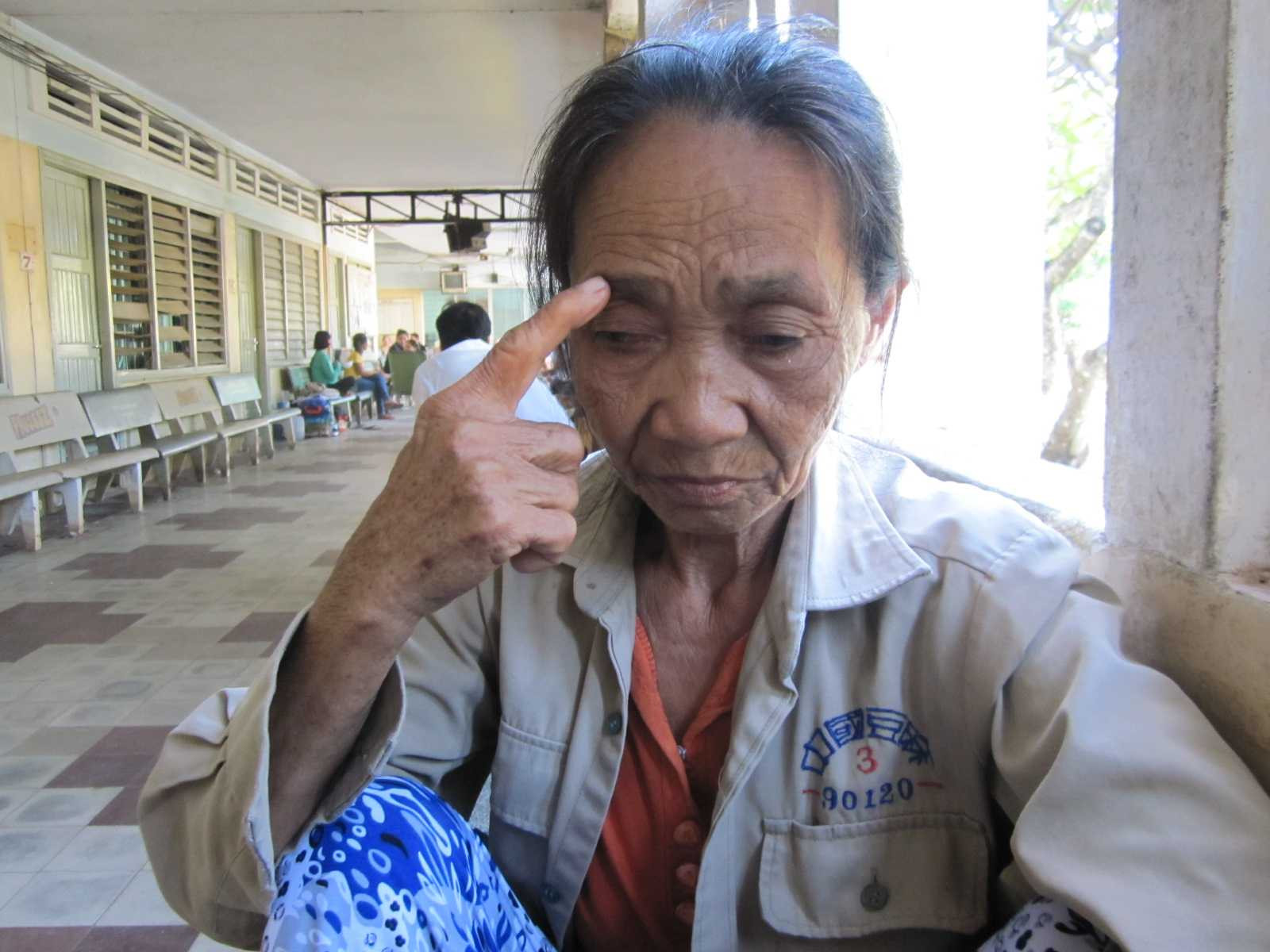 Bà Nguyễn Thị Sâm chỉ vết thương từng bị con rể chém