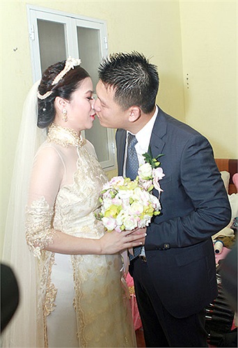 Chú rể đến phòng cô dâu, đặt nũ hôn khi trao hoa cưới.