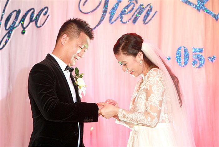 Cô dâu trao nhẫn cưới cho chú rể