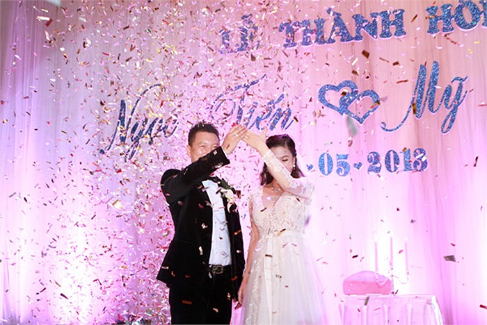 Họ giơ cao nhẫn cưới, biểu tượng của hạnh phúc.