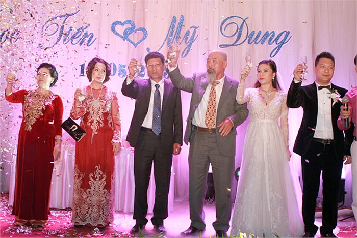 Cả hai họ chúc mừng tân lang và tân nương