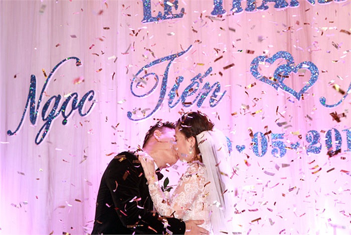 Chú rể hôn say đắm cô dâu.