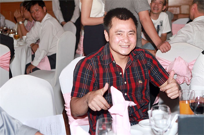 Tham dự đám cưới của Mỹ Dung còn có nhiều bạn bè, trong hình là diễn viên Tự Long. Anh và Xuân Bắc đảm đương nhiệm vụ MC của đám cưới này.